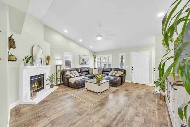 Building Photo - Adorable 3 bedroom 2 bath home