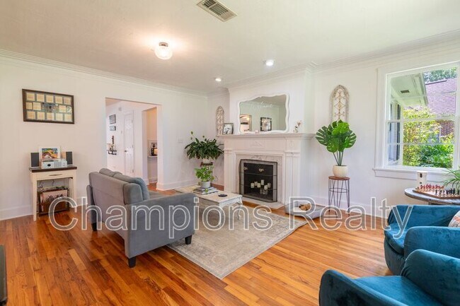 Building Photo - 1514 Crest Dr