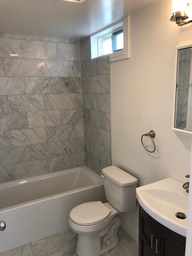 Building Photo - 1 bedroom in Oakland CA 94610