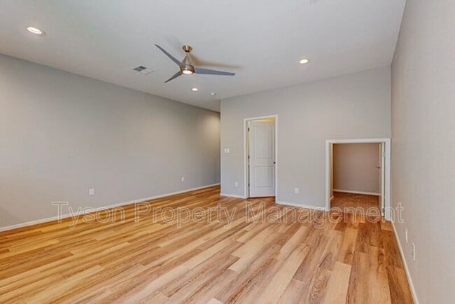 Building Photo - 4571 Villa Loma Ln NE