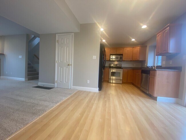 Building Photo - 2 Bedroom Ashton Estates Townhouse- Availa...