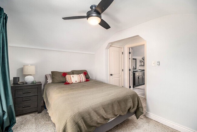 Building Photo - 3 BED 2 BATH BUNGALOW STYLE HOME IN FERNDALE ------ W. CHESTERFIELD