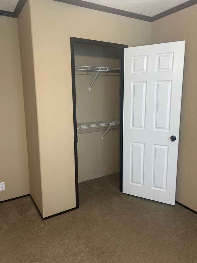 Building Photo - Nice 4 bedroom, 2 bath home with beautiful...
