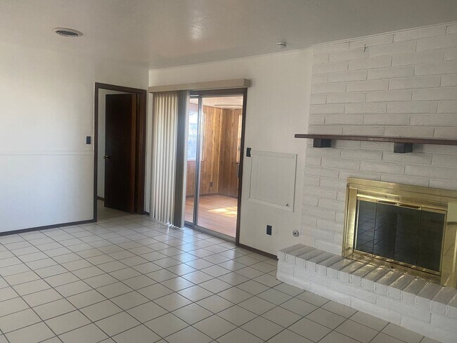 Building Photo - 1733 Aspen Ave