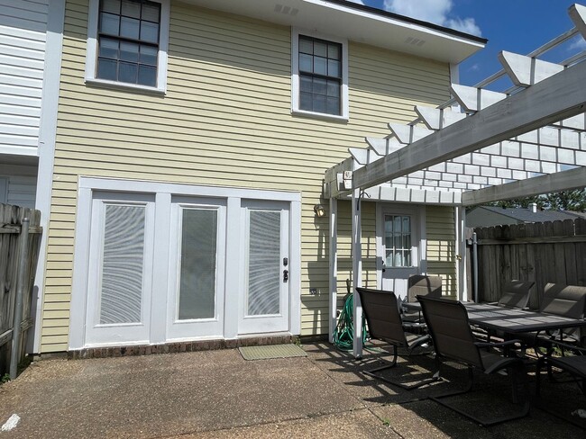 Building Photo - Townhome in Gated Community