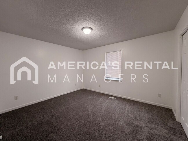 Building Photo - Updated Three Bedroom Two Bath Rental!