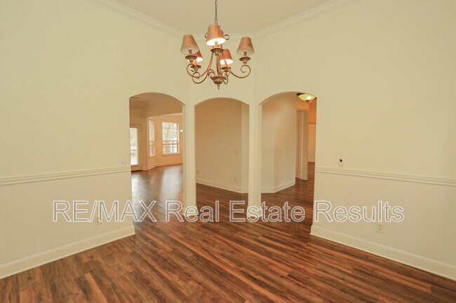 Building Photo - 303 NW Palomino St