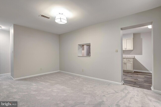 Building Photo - 5906 Cove Landing Road Unit 102