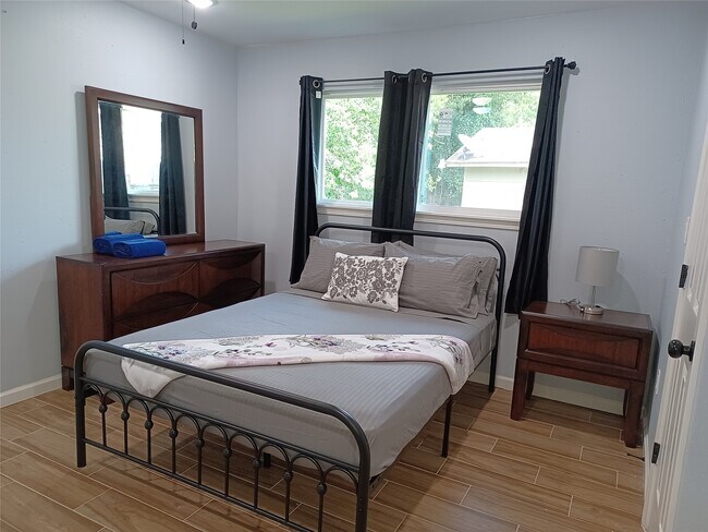 Building Photo - 5815 Schevers St