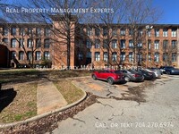 Building Photo - Stunning 3BR/1BA Condo in Charlotte!