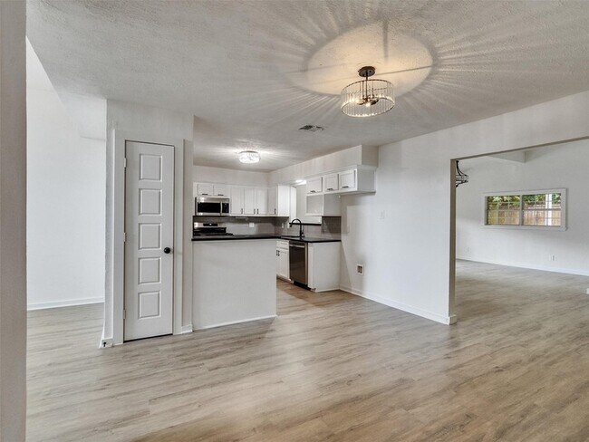 Building Photo - 5627 Southbrook Dr