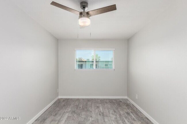 Building Photo - TERRIFIC 2 BEDROOMS 1 BATH SINGLE LEVEL UN...