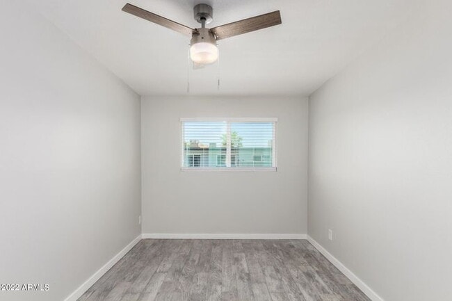 Building Photo - TERRIFIC 2 BEDROOMS 1 BATH SINGLE LEVEL UNIT FOR LEASE OFFERING $400 GIFT CARD AFTER SUCCESSFUL L...