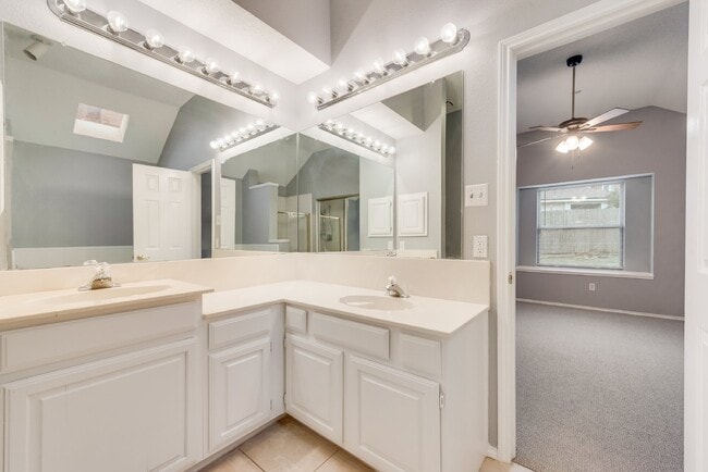 Building Photo - Garden haven 3 bed 2 bath home in H-E-B school district