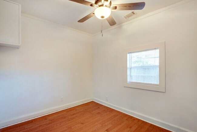 Building Photo - Cute Bungalow - great yard - Two Bedroom