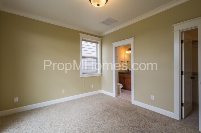Building Photo - Prime Location - Luxury Two Bedroom Townhouse with Stylish Amenities