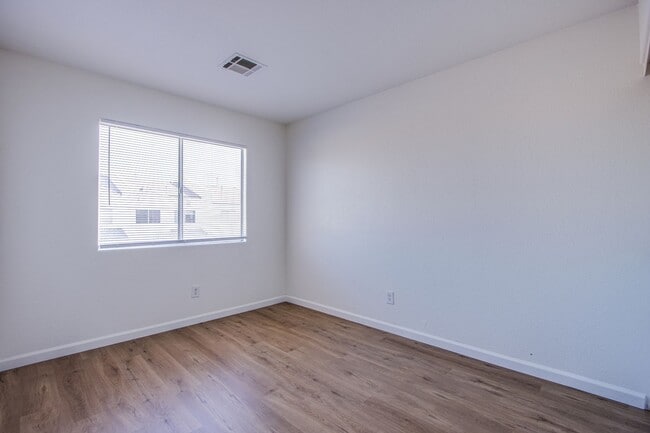 Building Photo - Lovely 4 bedroom 2.5 bath townhome in North Las Vegas gated community with a pool!