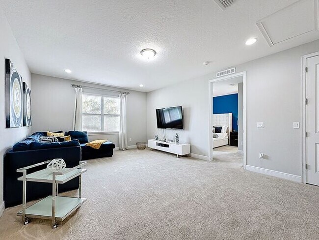 Building Photo - 8 Bedrooms 7 baths on a resort community