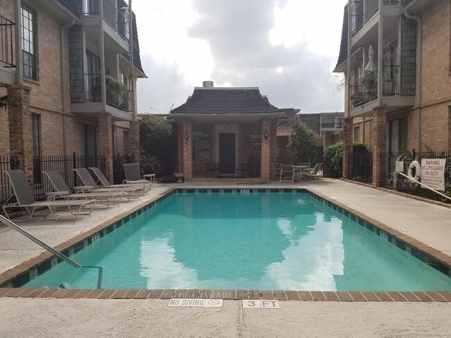 Building Photo - 2425 Underwood St