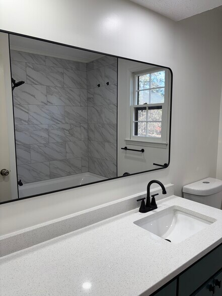 Hall bath with tub - 807 Oak Bridge Ln