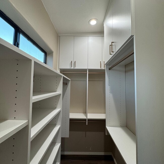 Building Photo - 1111 Vista De Los Alamos