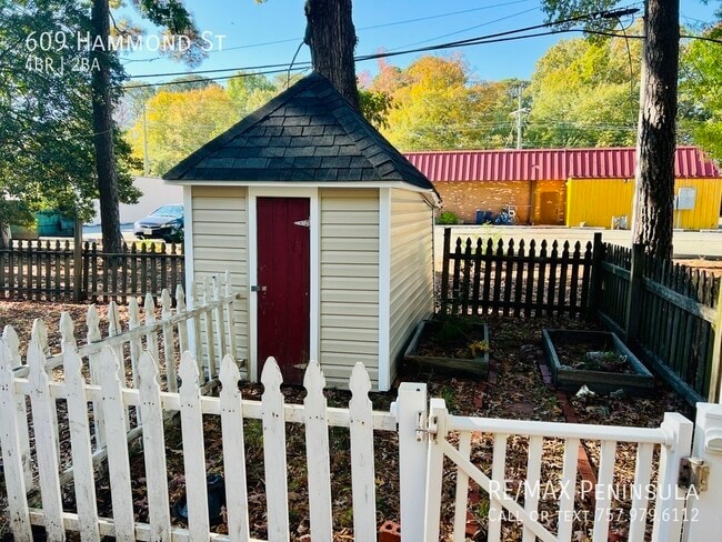 Building Photo - 609 Hammond St