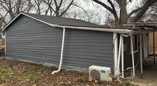 Building Photo - 105 E Bond St