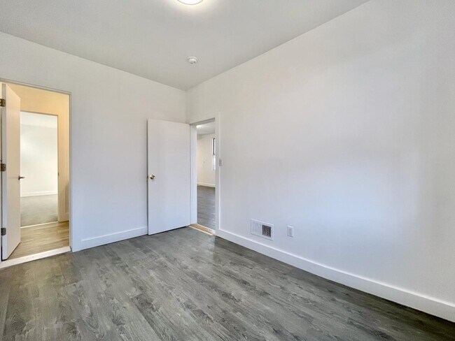 Building Photo - 389 Monmouth St