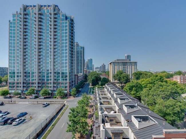 Building Photo - This move in ready condo has it all in Cha...