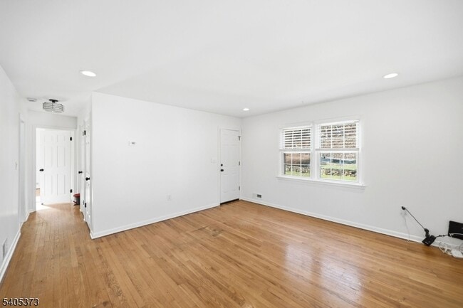 Building Photo - 76 Mt Kemble Ave