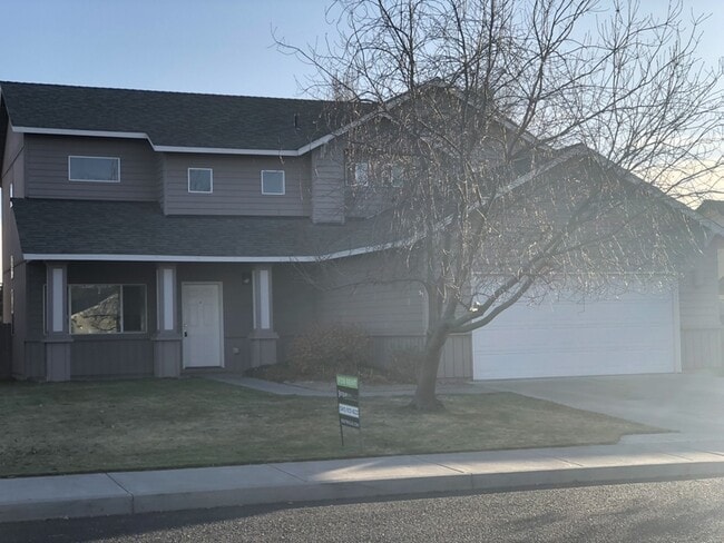 Building Photo - 944 NW Oak Pl