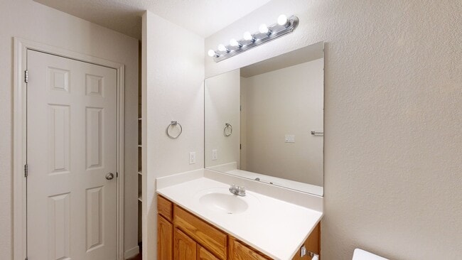 Building Photo - 3 BEDROOM, 2 BATH, 2 CAR GARAGE DUPLEX!!!