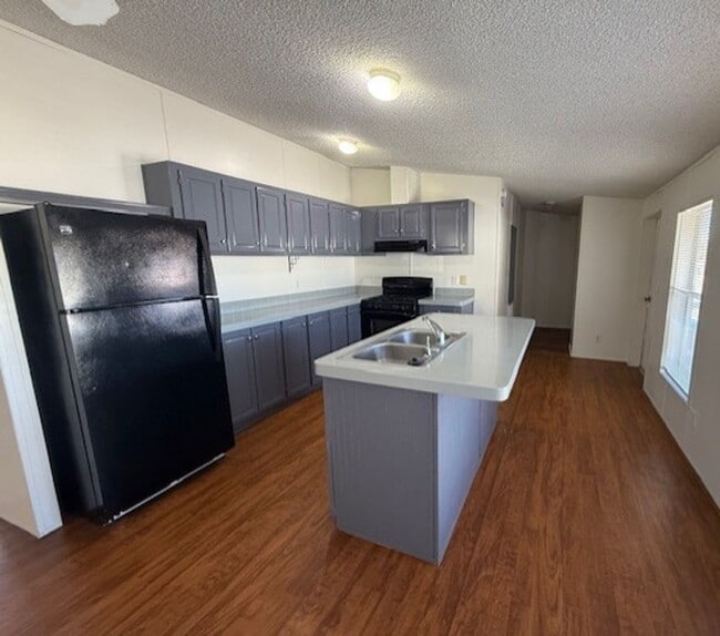 Building Photo - Reduced - 3 Bedroom 2 Bath home contact Property Pros Property Management