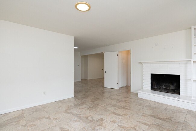 Building Photo - 3 Bedroom + 2 Bathroom Duplex | Silverstrand | Oxnard | Unfurnished