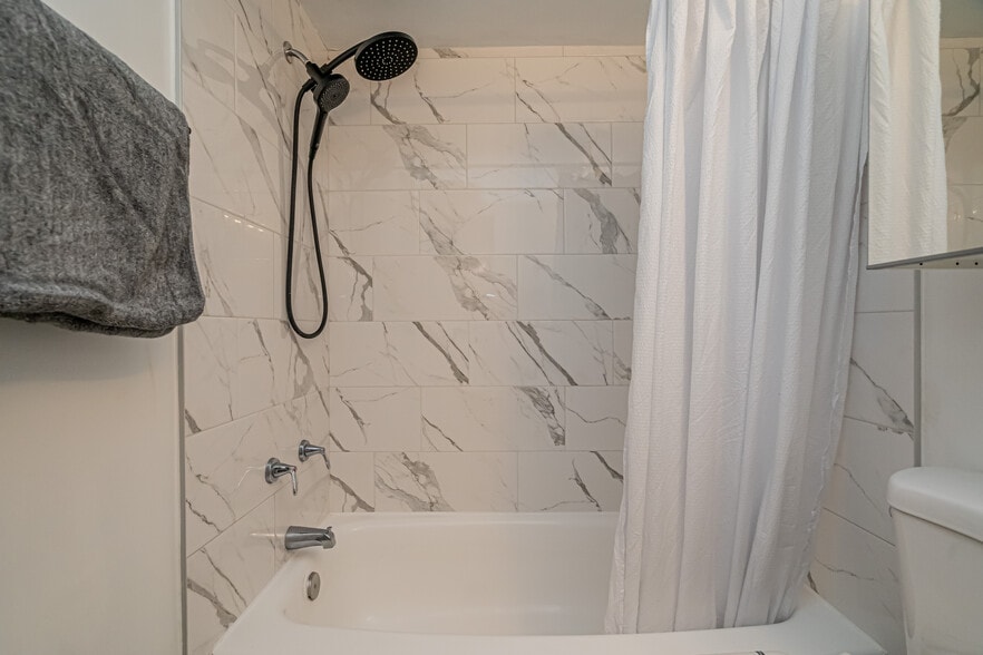 Building Photo - 4965 Americana Dr