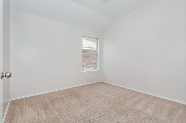 Building Photo - 4 Bedroom 2 Bath Home for Rent