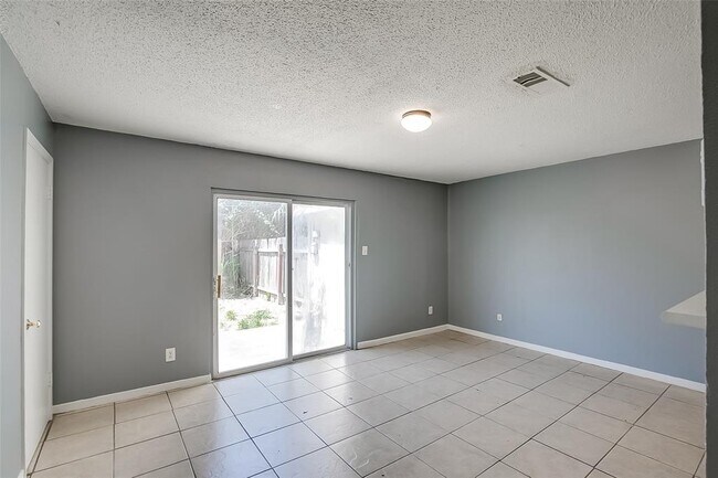 Building Photo - 2215 Mission Hill Dr