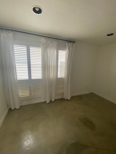 Building Photo - 313 Ocean Front Walk