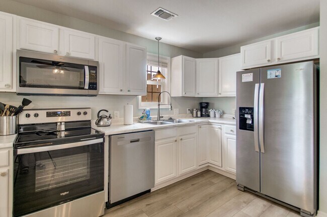 Building Photo - 5499 Medina Rd