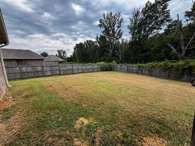 Building Photo - 990 Clubhouse Dr