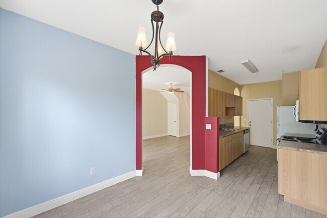 Building Photo - 1810 Seminole Palms Dr