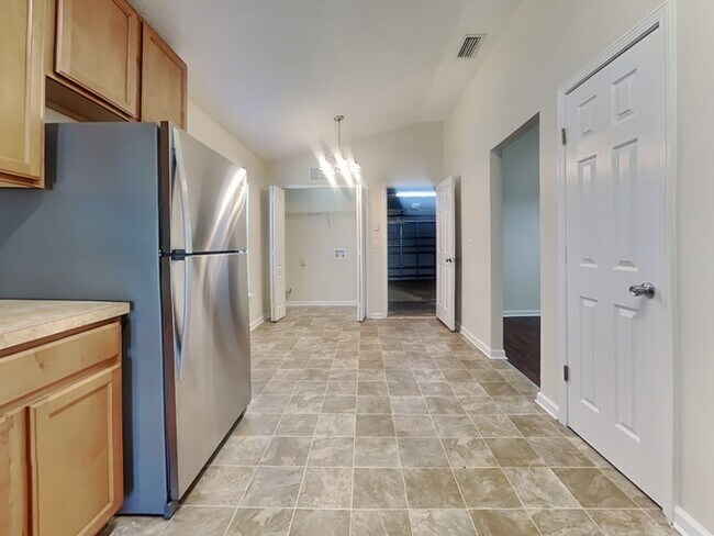 Building Photo - Spacious 4/2 with Fenced Yard