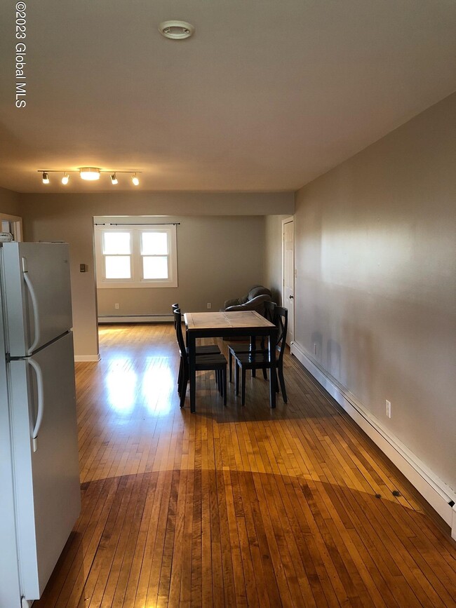 Building Photo - 121 Maple Ave