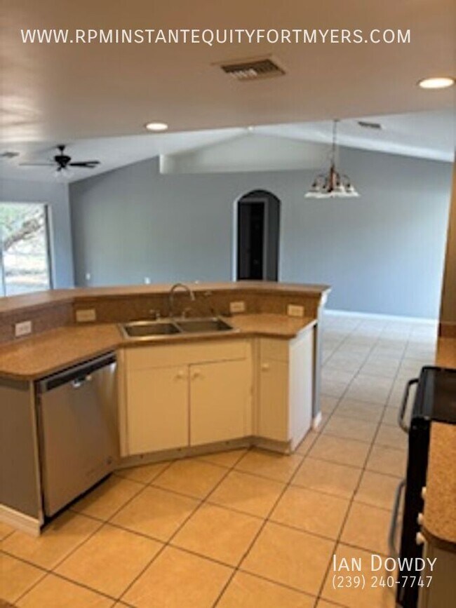 Building Photo - 2531 Sunniland Blvd
