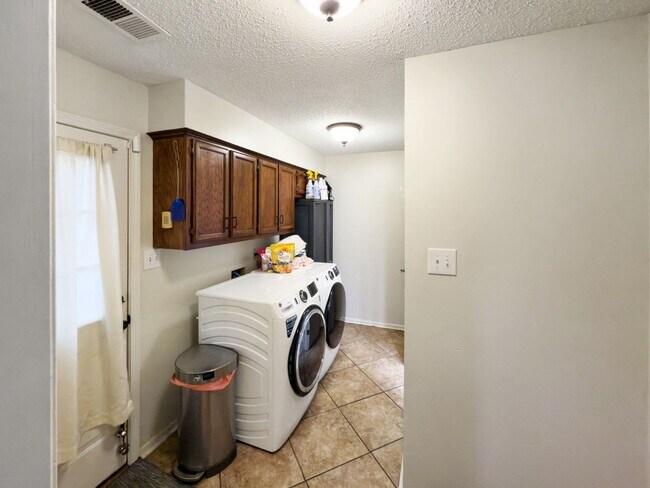 Building Photo - 743 Grovewood Dr