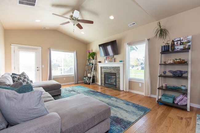 Building Photo - 136 Bull Frog Dr