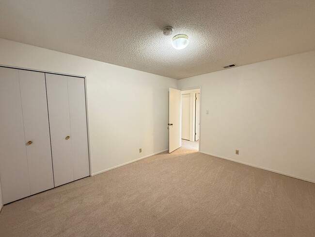 Building Photo - Single Story Home in Quiet Neigbhorhood Ne...