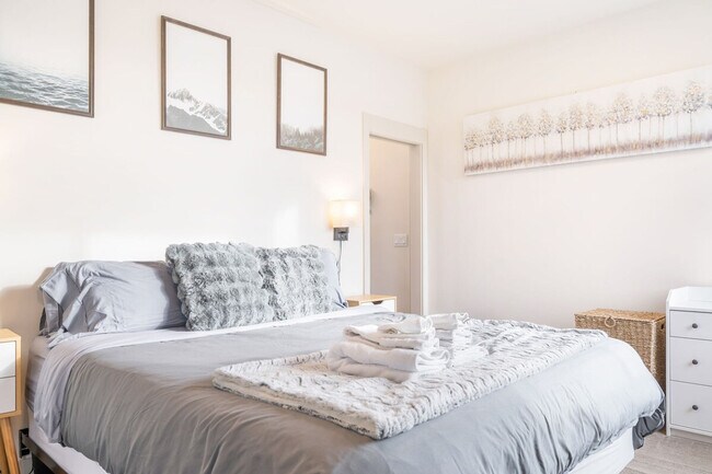 Building Photo - 3900 Leary Wy NW