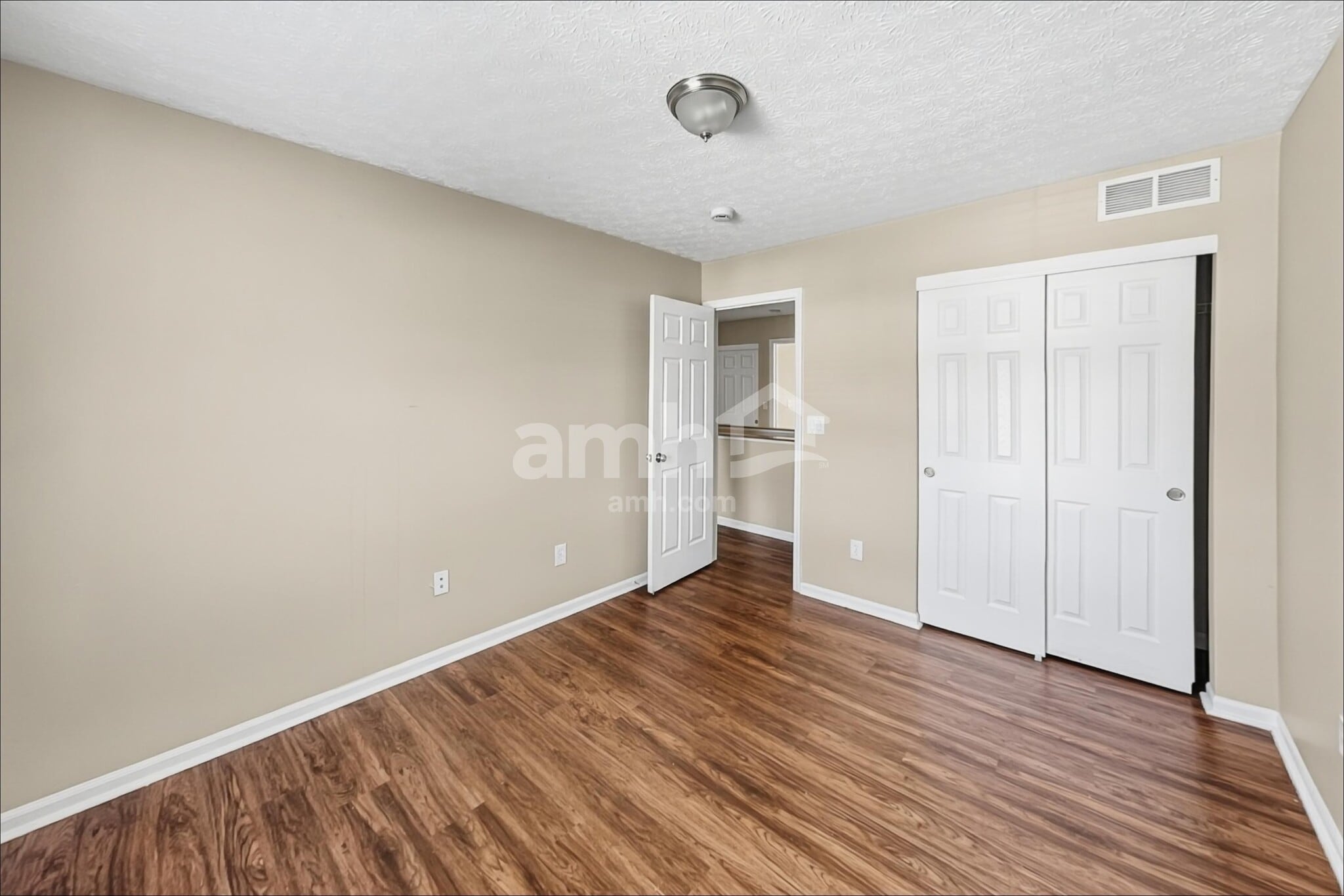 Building Photo - 4024 Walnut Crossing Dr