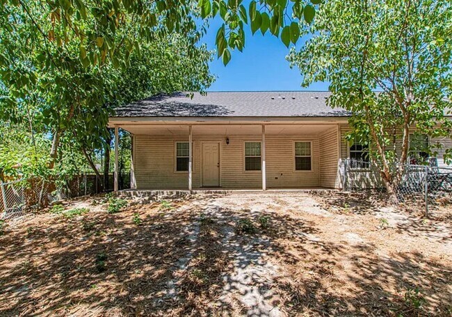 Building Photo - AVAILABLE NOW! (SECTION 8 ACCEPTED)